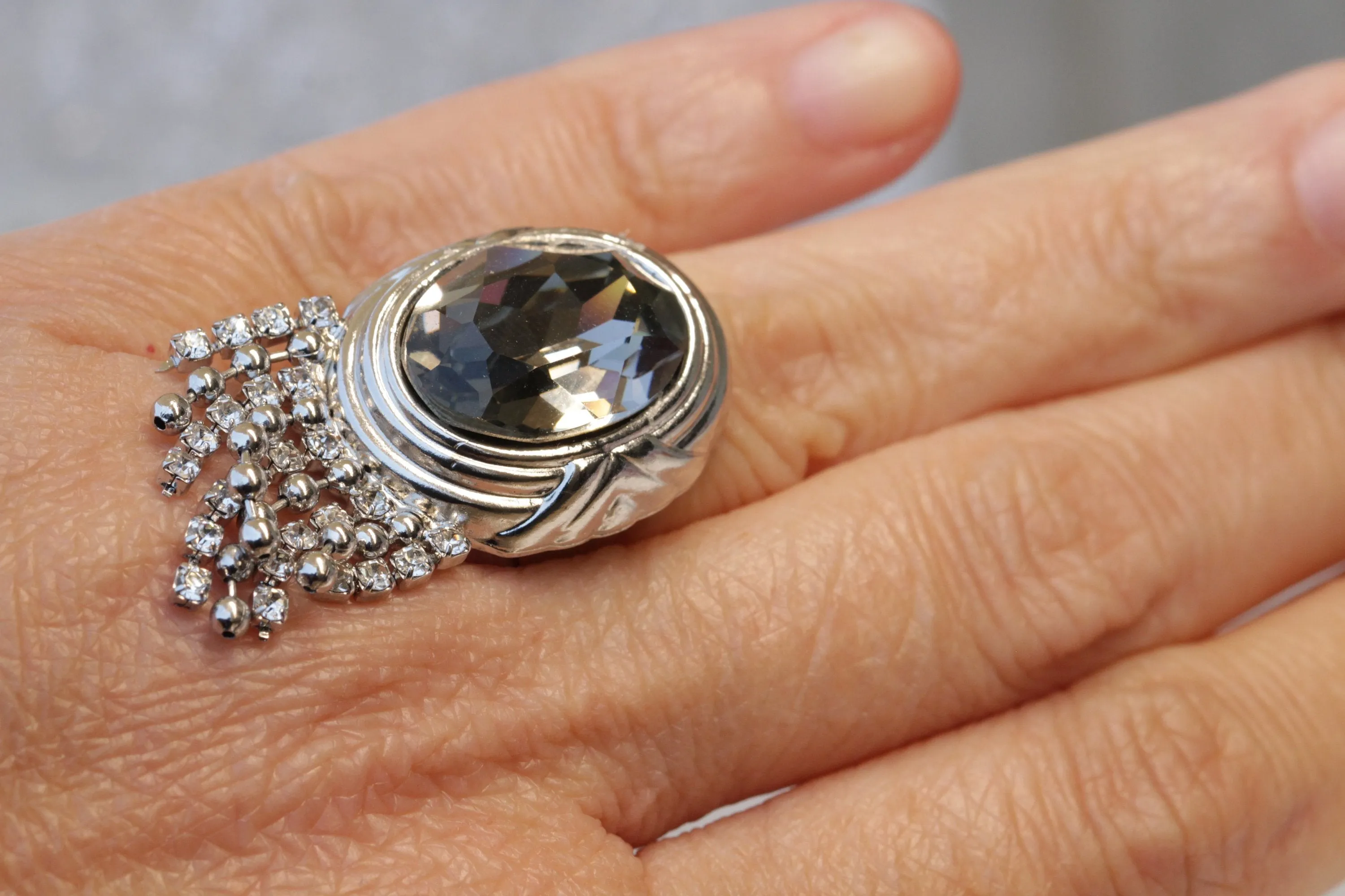 GRAY TASSEL RING