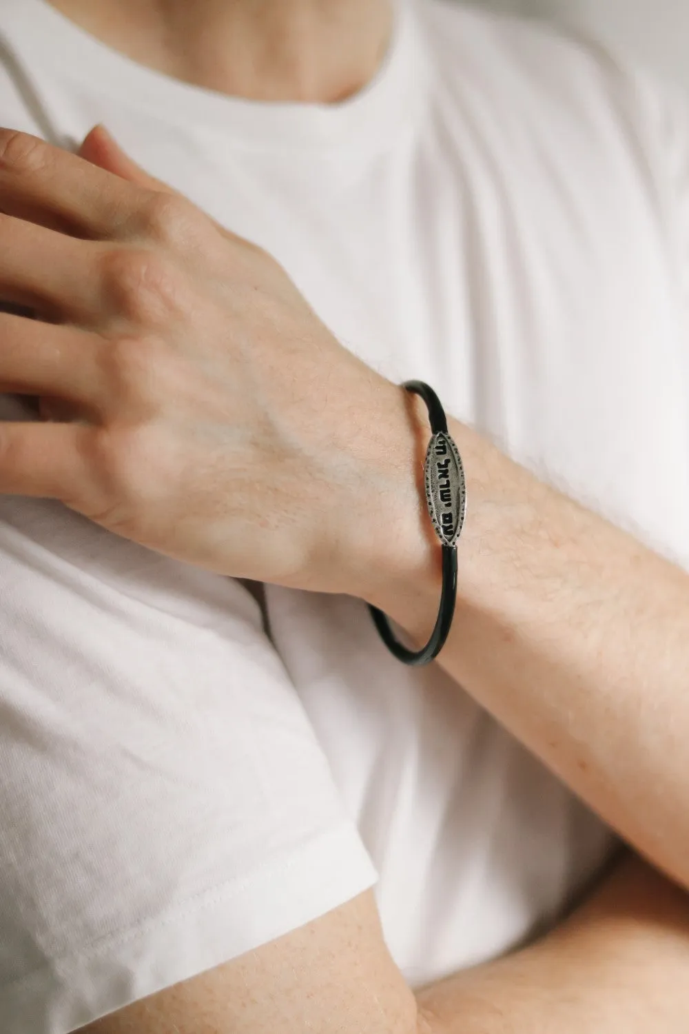 Hebrew bracelet for men, Am Yisrael Chai men's bracelet, silver plaque Hebrew sentence Israel, black silicon tube, Jewish prayer, wristband