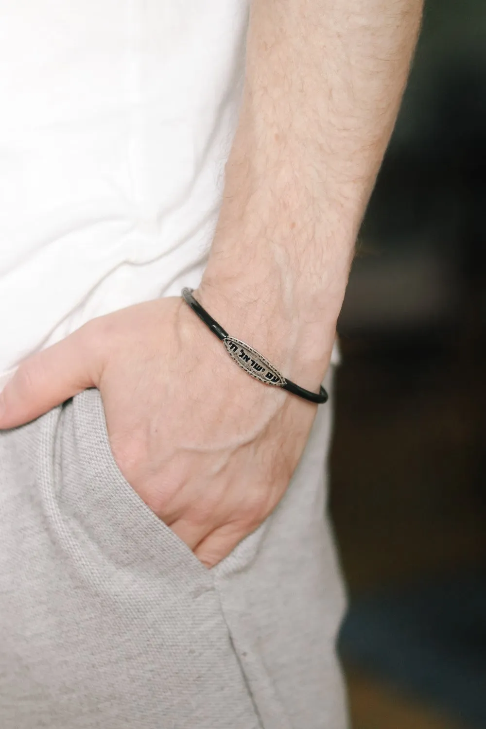 Hebrew bracelet for men, Am Yisrael Chai men's bracelet, silver plaque Hebrew sentence Israel, black silicon tube, Jewish prayer, wristband