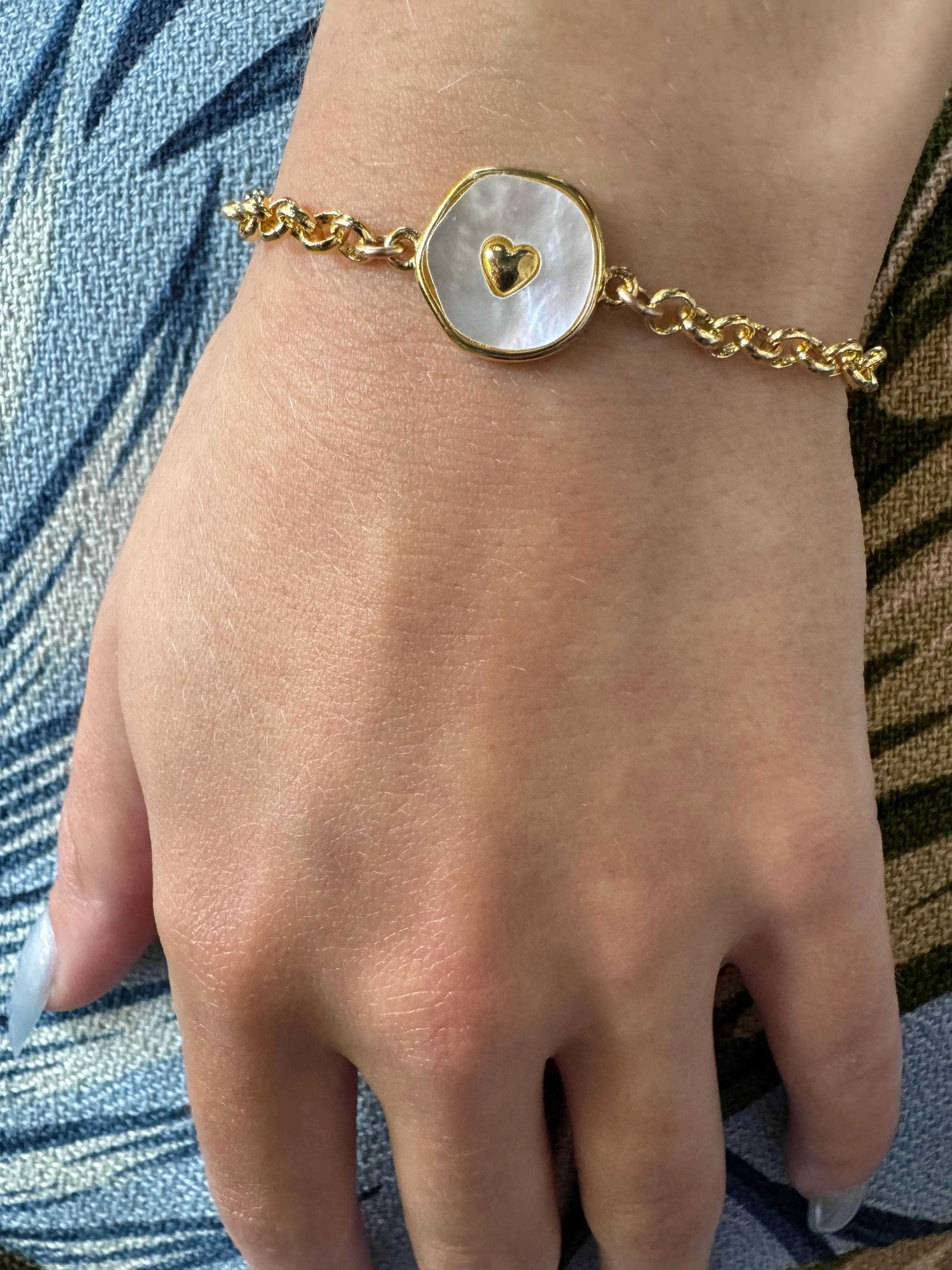 Round Mother of Pearl/Heart Charm Bracelet (BCG634)